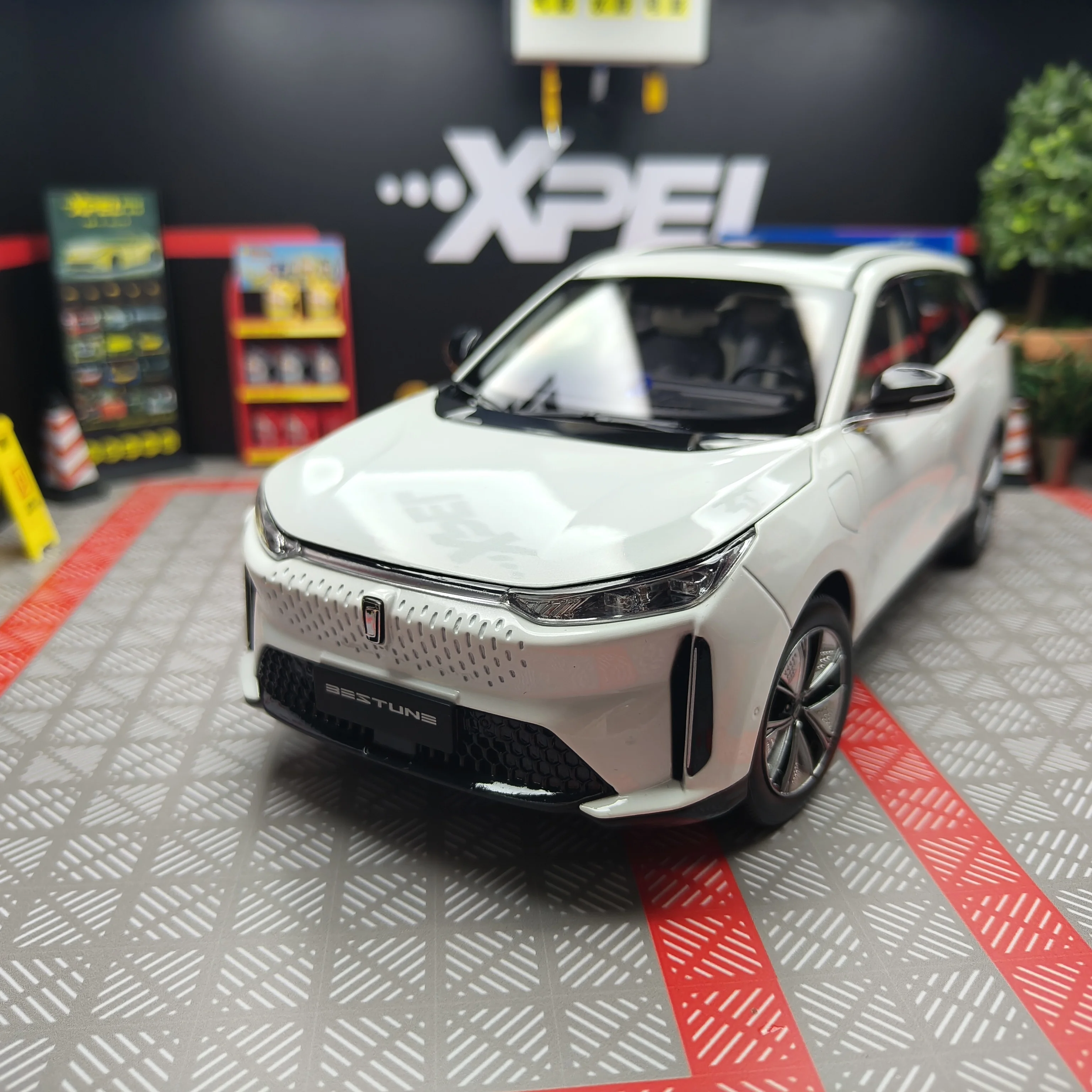 Diecast 1:18 Scale FAW Pentium E01 NEW ENERGY VEHICLES Full Door Opening Alloy Car Model Collectible Toy Gift Souvenir Display