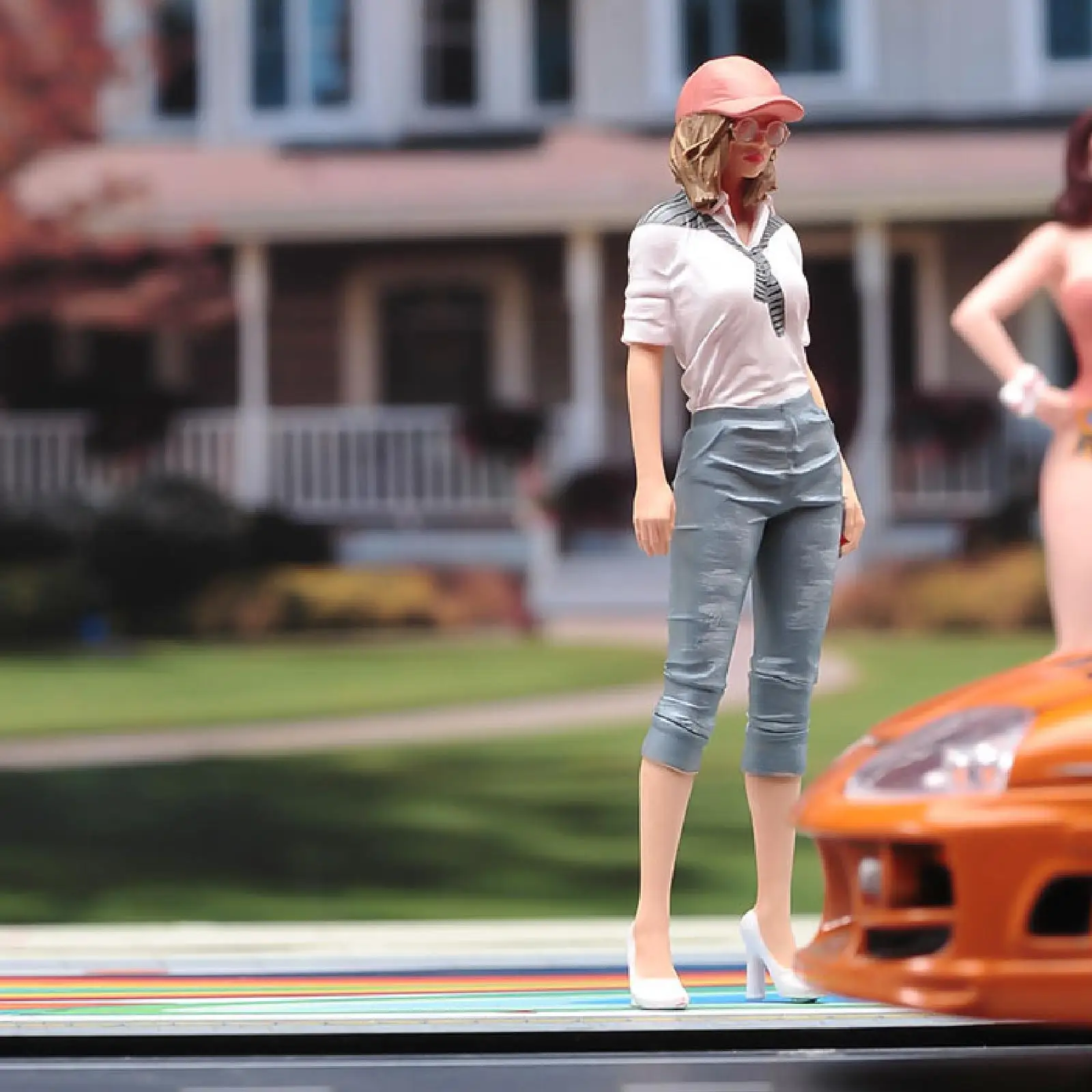 1-18-stylish-woman-miniature-figure-dollhouse-accessories-painted-diorama