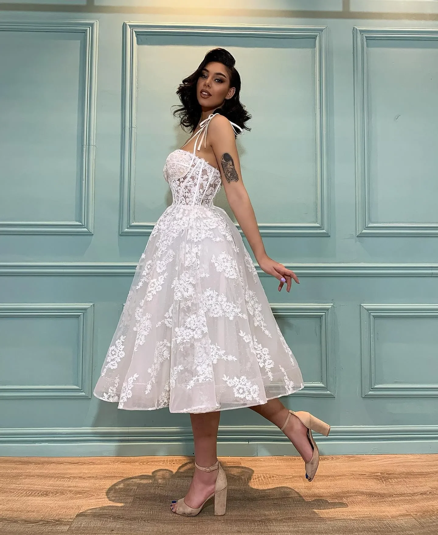 Robe de mariée courte en dentelle spaghetti, ligne A, dos nu, longue, train de balayage, décolleté en cœur, sexy, romantique, créateur