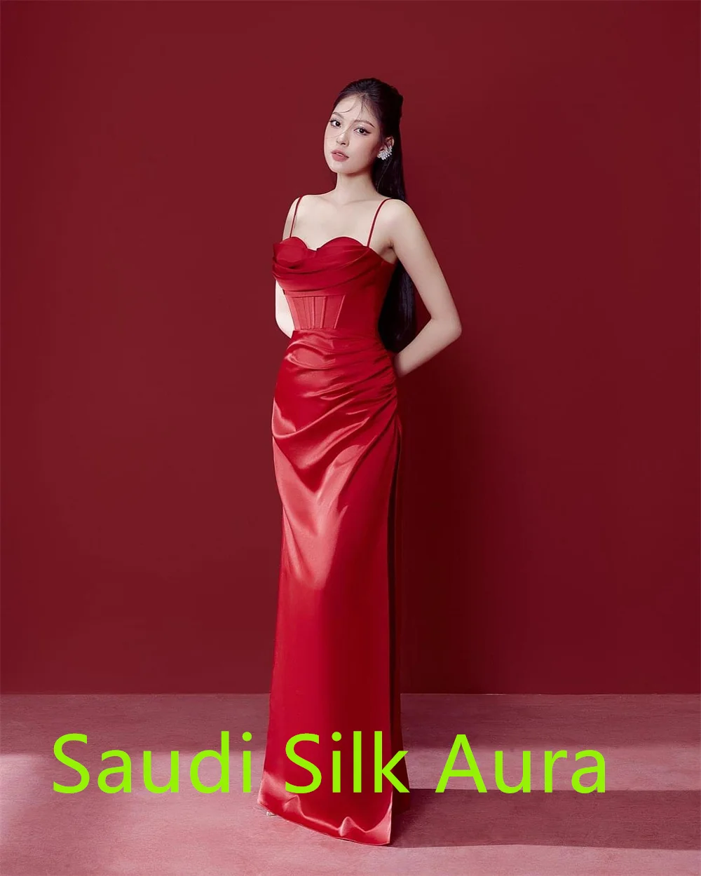 Vestidos de celebridades de satén rojo elegantes personalizados, alta calidad, sin tirantes, tirantes finos, sirena fruncida, cremallera trasera, bata de noche
