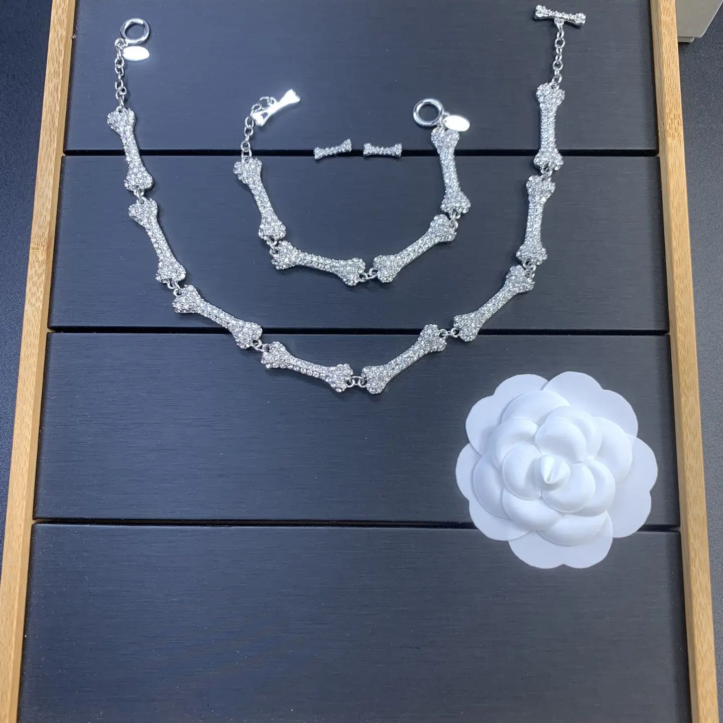 

Серебряное колье S925 с креативным дизайном, инкрустированное бриллиантами, роскошное украшение для женщин, незаменимое на банкете.