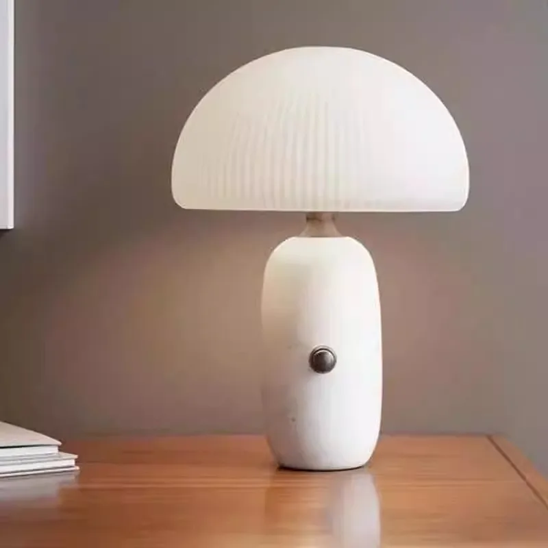 الشمال ما بعد الحداثة، غرفة نوم غرفة المعيشة نموذج غرفة، شخصية إبداعية، مصباح طاولة مزخرف في العصور الوسطى