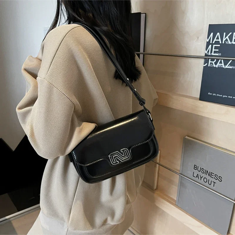 

2025 трендовые маленькие квадратные сумки из искусственной кожи, женские однотонные сумки с клапаном для телефона, кошелек для монет, женская повседневная сумка на плечо