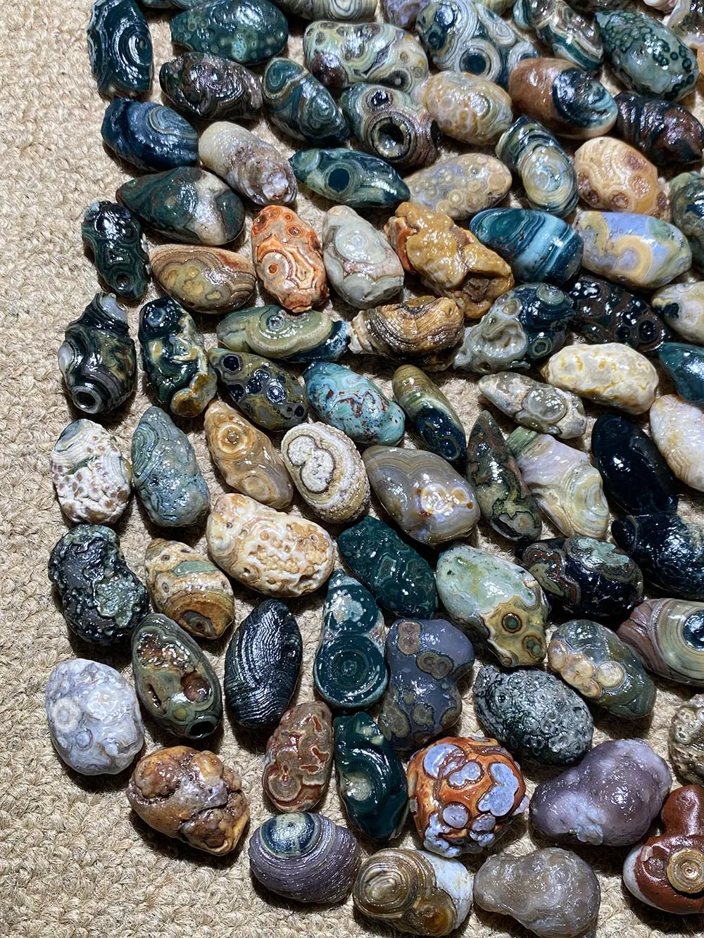 

117pcs/lot The world's strongest energy mysterious stone Natural rough stones Without any treatment one and only special rare