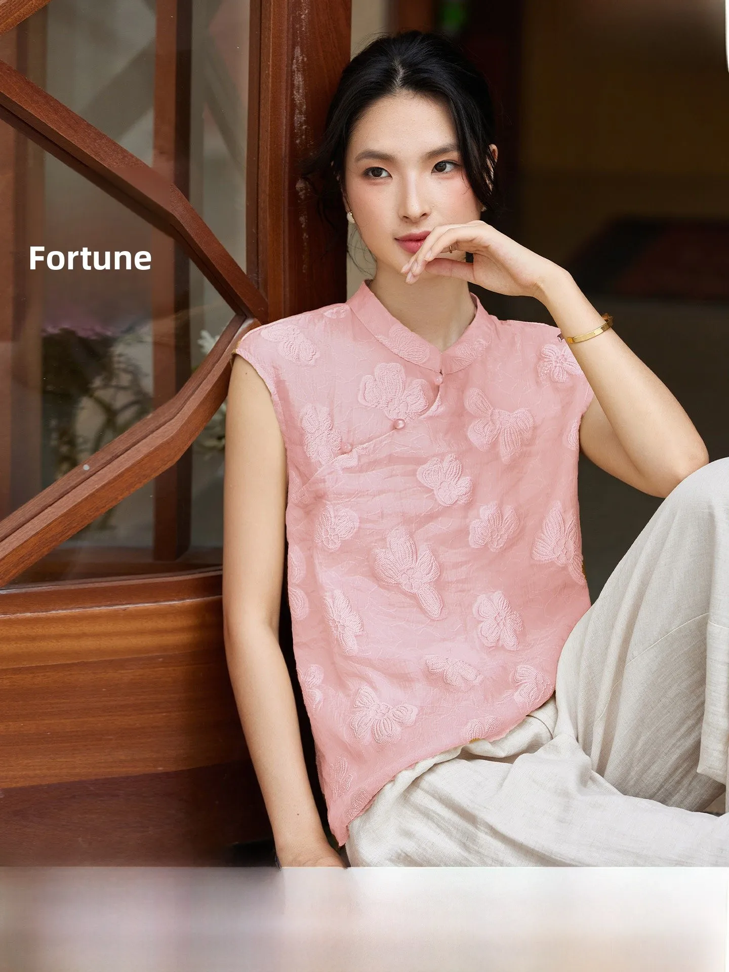 

New Chinese Style Floral Print Sleeveless Shirt Women's Summer 2026 Stand Collar Vest Top Casual Style Nylon Fabric