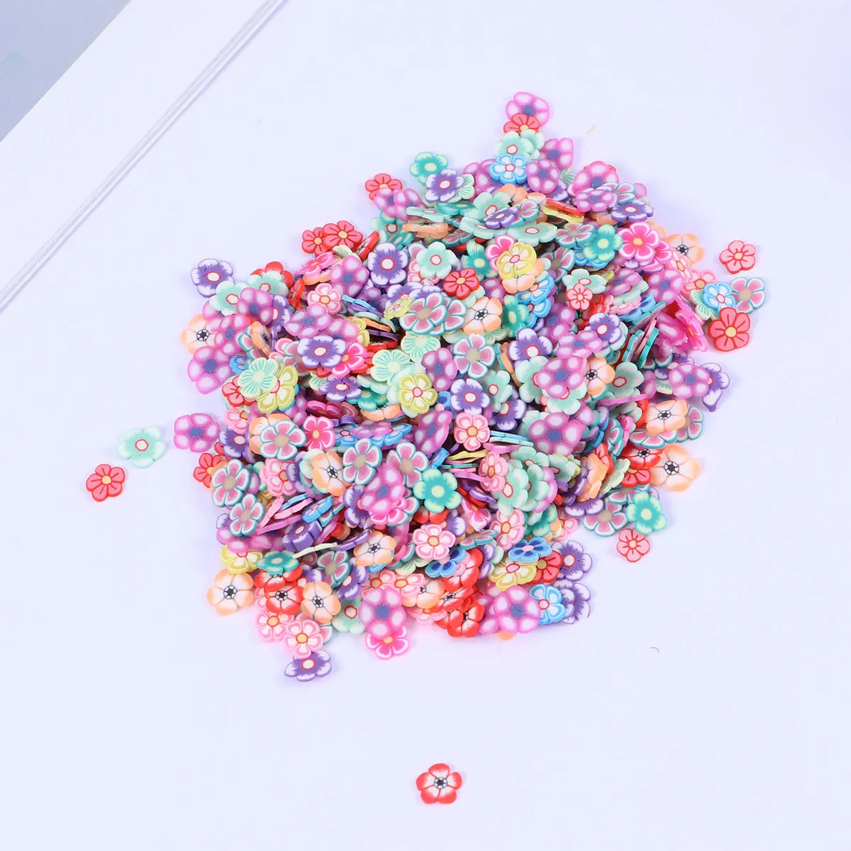 1000個 DIY ネイルアートパーツ 梅の花模様 カラフルなセラミックスライス マニキュアデコレーション 指の爪の美しさ用