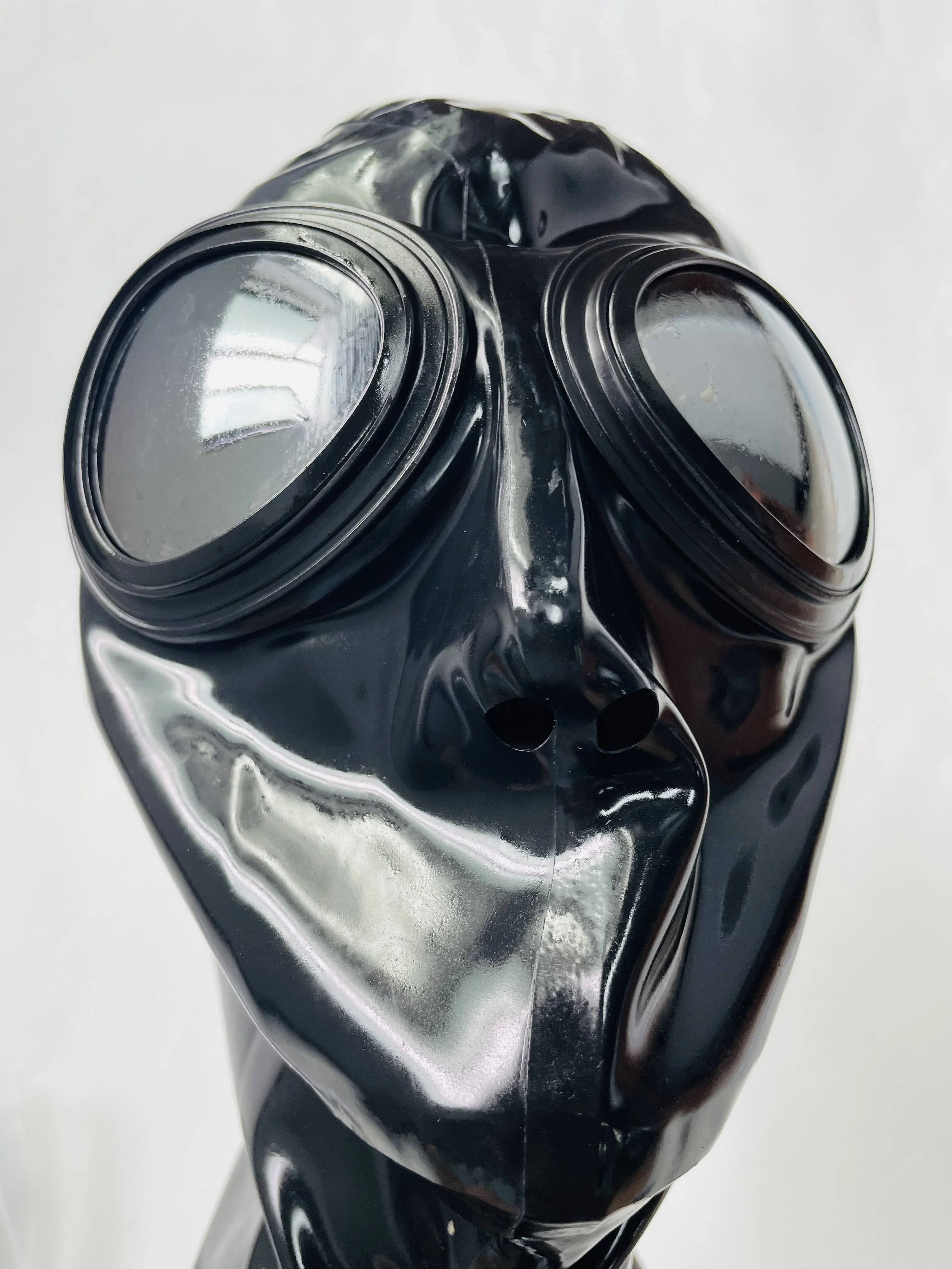 BLACK LATEX GUMMI MASK WITH EYE GLASS Closed mouth open nose