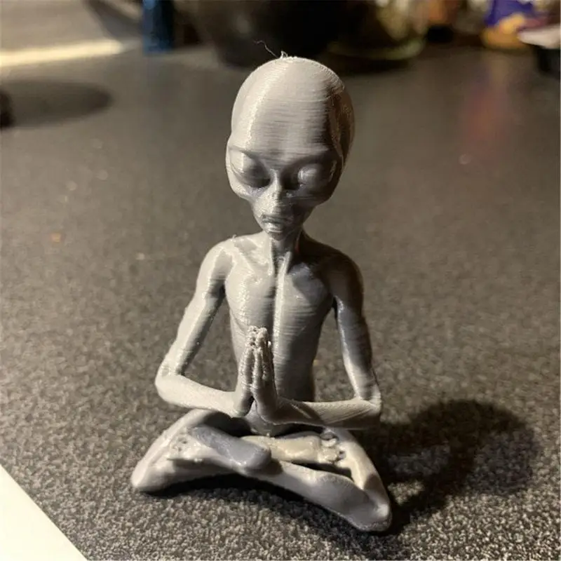 Meditating Alien Resin Gardening Statue Meditative Extraterrestrial Sculpture Outdoor Saucerman Figurine Garden Ornaments Decor