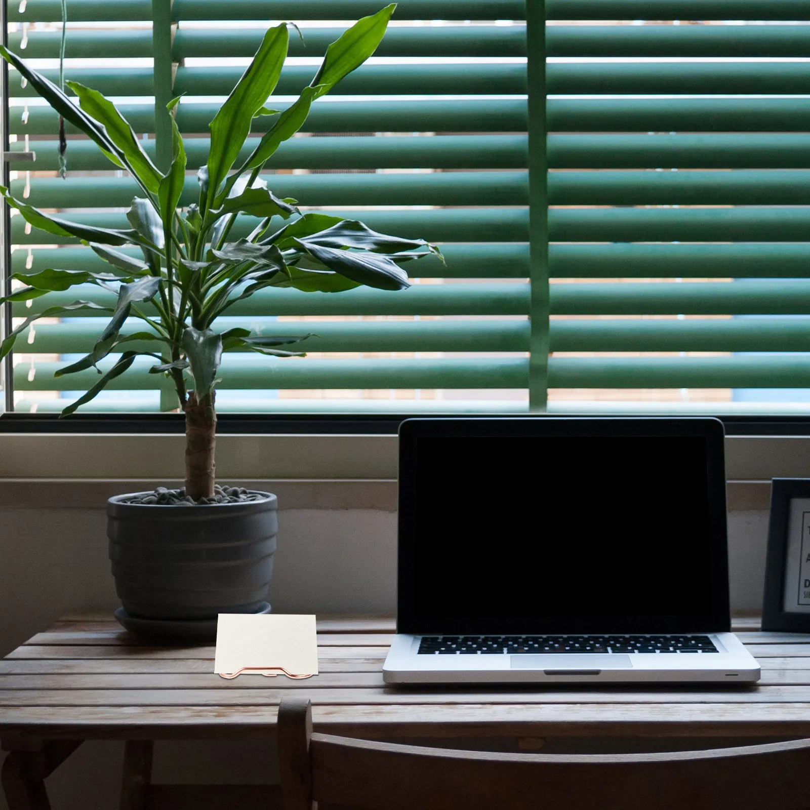 

Настольный держатель для визиток из прочного металла с утолщенным основанием, защитой от царапин, подставка-органайзер, незаменимый офисный аксессуар