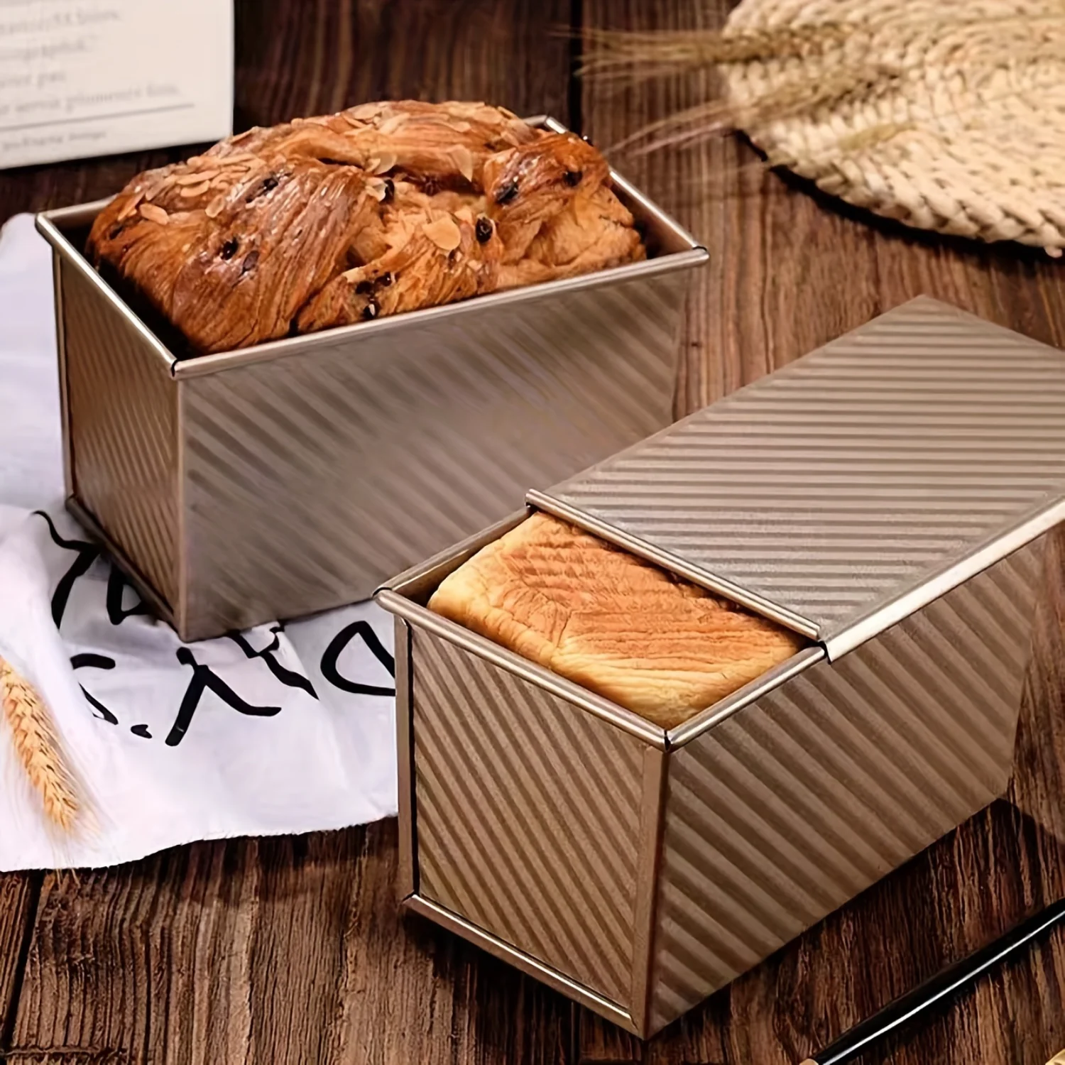 1pc 450g Large Carbon Steel Oblong Corrugated Bread Box with Lid - Non-Stick Toast Mold for Cake, Bread, and Pastry Baking - Per