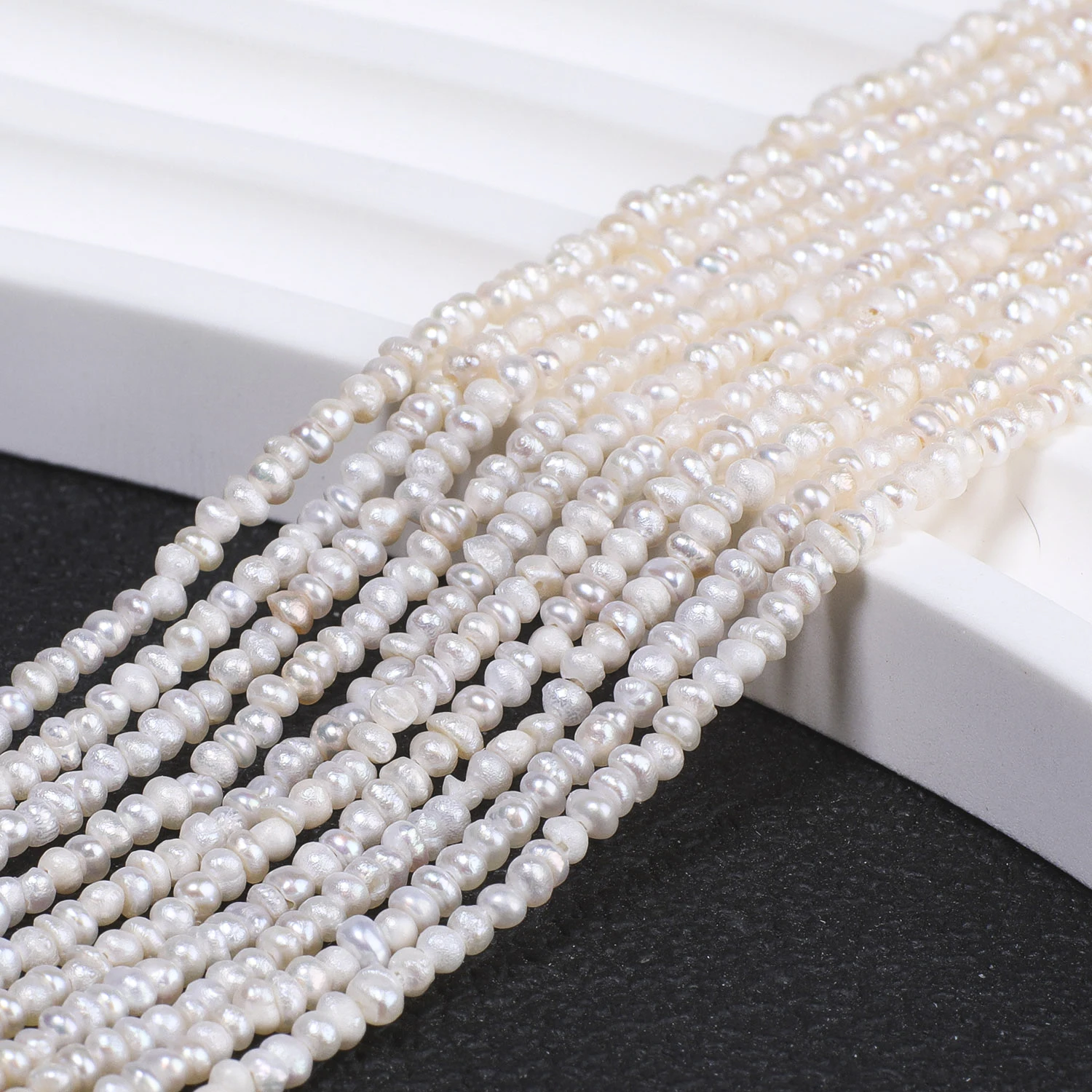 1,8-2 mm A+ weiße, winzige, flache, unregelmäßige Süßwasserperlen, lose Spacer-Perlen für DIY-Armbänder, handgefertigtes Damen-Accessoire