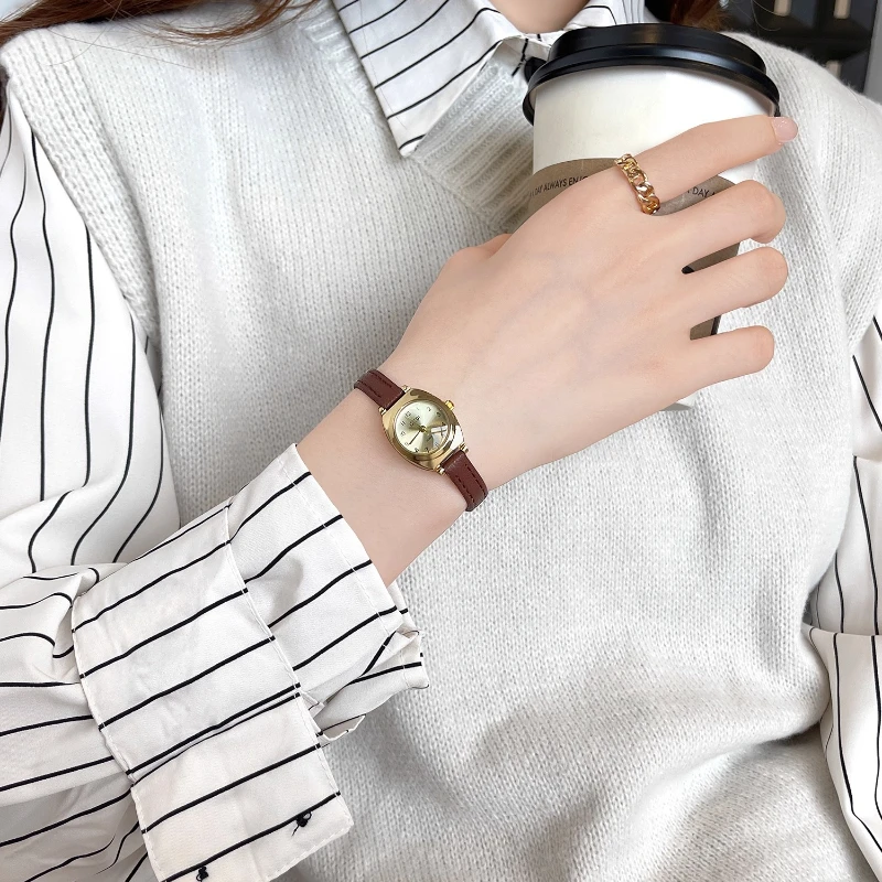 Classic Trend Ladies Watch Fashion Light Luxury Niche Small Exquisite Retro Student 2025 New Quartz Watch Birthday Gift
