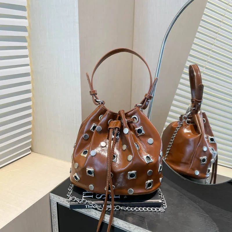 

2025 Vintage Rivet Bucket Bags Luxury Chain Shoulder Crossbody Bags Punk Style Leather Women Tote Bags Ladies Commuting Bag