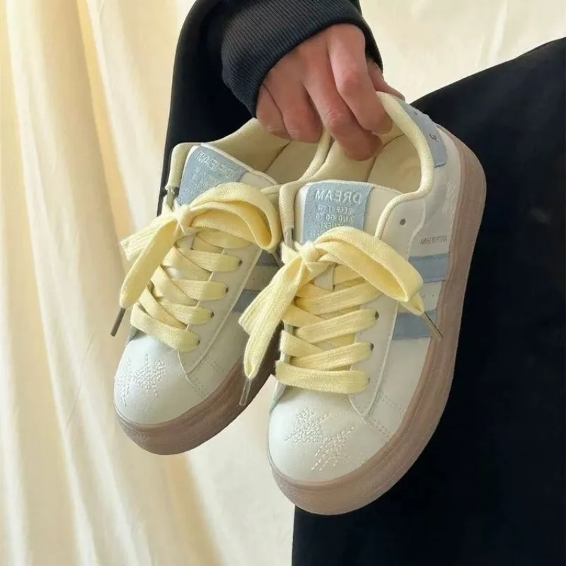 جديد أحمر كبير الرأس حذاء قماش المرأة فائقة النعومة سميكة القاع ارتداء مقاومة ربيع جديد نمط شقة الدانتيل أحذية رياضية الكبار