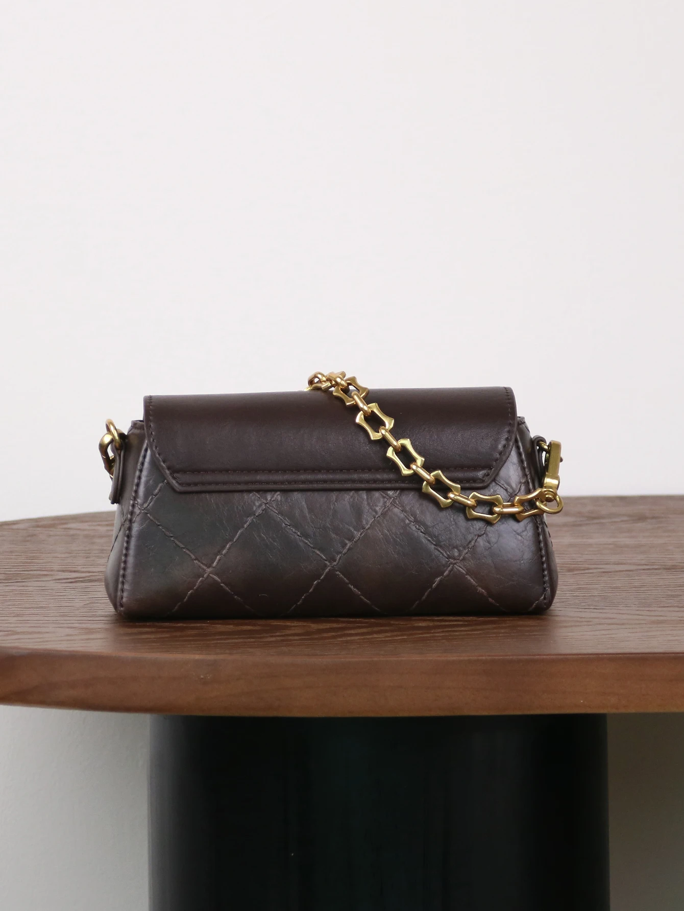 خريف/شتاء 2025 جديد خط التطريز الرجعية حقيبة يد صغيرة فاخرة موضة سلسلة حقيبة مزاجه الغريبة بوسطن وسادة صغيرة كوم