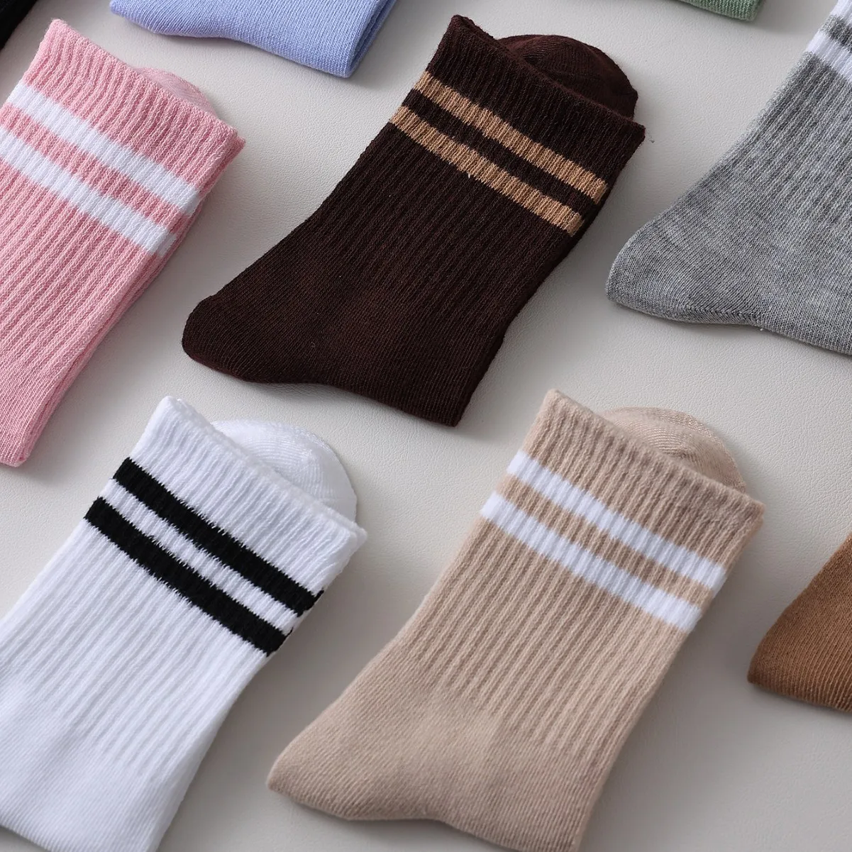 5/10 أزواج الإناث منتصف جوارب أنبوبية بلون الخريف الشتاء تنفس مريحة الرياضة ماصة للعرق الرجال والنساء الجوارب