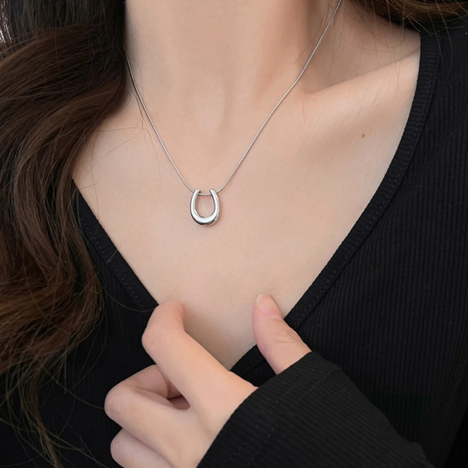 Edelstahl U-förmiger Hufeisen-Anhänger Halskette für Damen, vergoldet, Schlangenkette, Glücksbringer, modisches Schmuckgeschenk – Detail 4