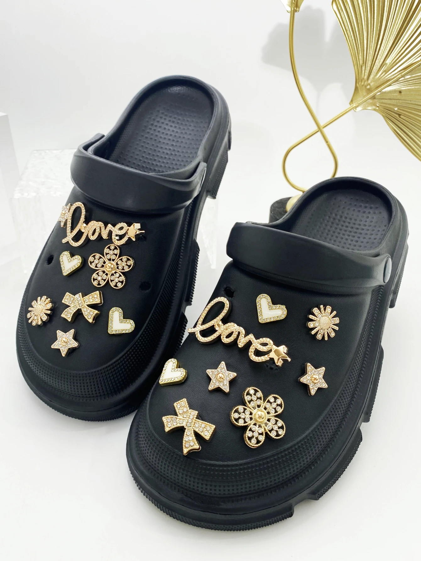 16 pieces of gold love, flowers, gold dotted stars, white hearts, gold bow shoe buckle DIY decoration, suitable for women sandal