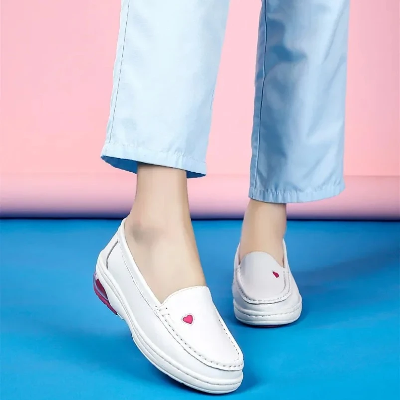 

2025 дышащие женские кроссовки из спилка с вырезами, женская повседневная обувь без шнуровки, модные лоферы, женские кроссовки на платформе на плоской подошве