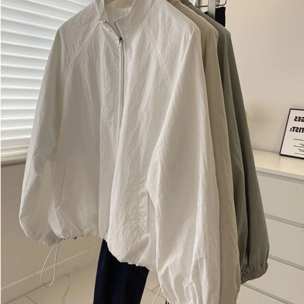 

Короткая куртка больших размеров (до 300 фунтов) для полных женщин, весенняя повседневная легкая ветровка на молнии, с защитой от солнца, в корейском стиле