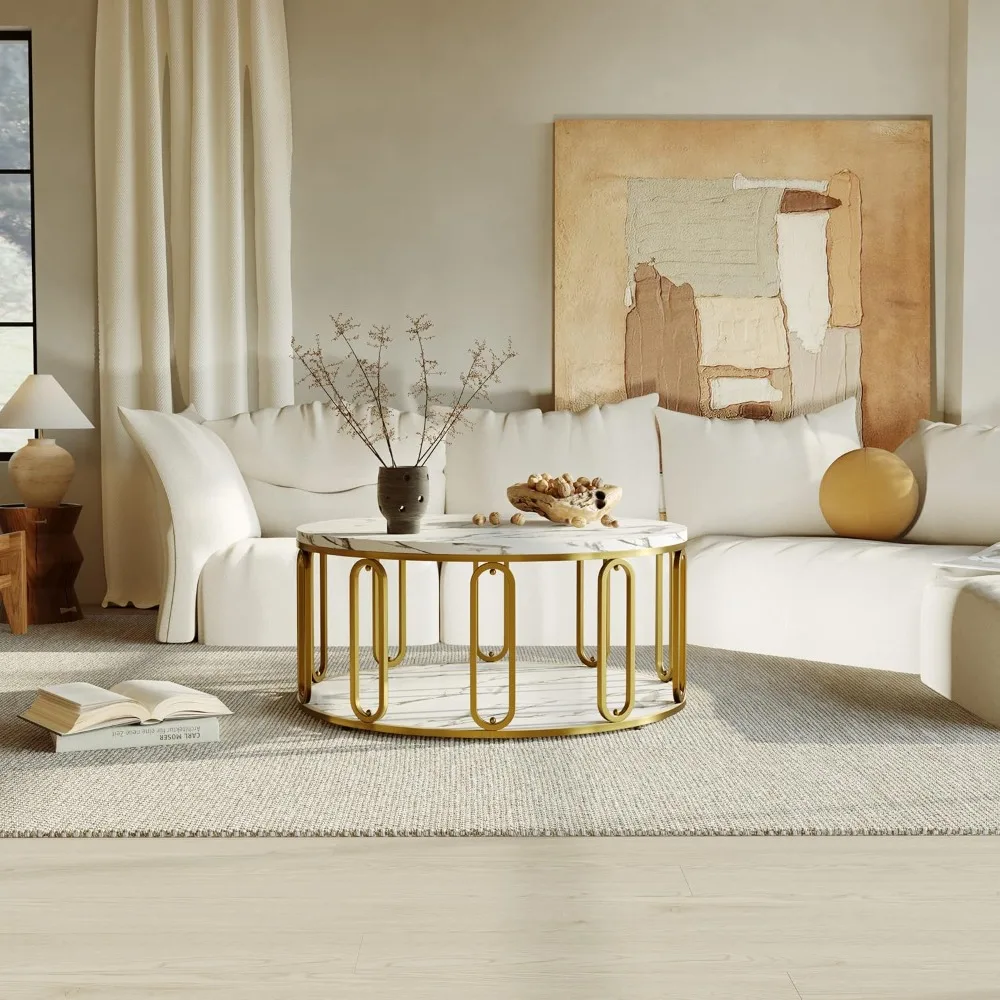 طاولة قهوة خشبية بيضاء منقوشة بالرخام مع مساحة تخزين مستديرة وأرجل معدنية ذهبية لغرفة المعيشة
