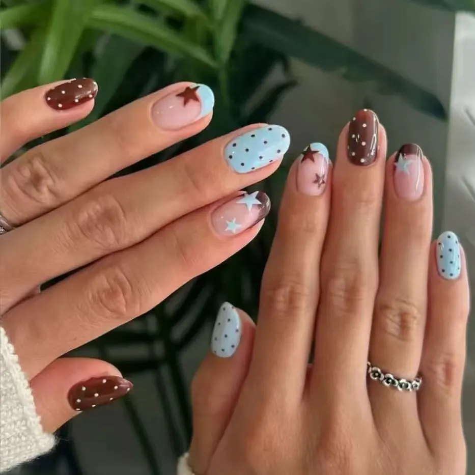 24Pcs Pentagram Press on Fake Nails with French Design Short Oval Nail Tips with Polka Dot Star Pattern Detachable False Nail