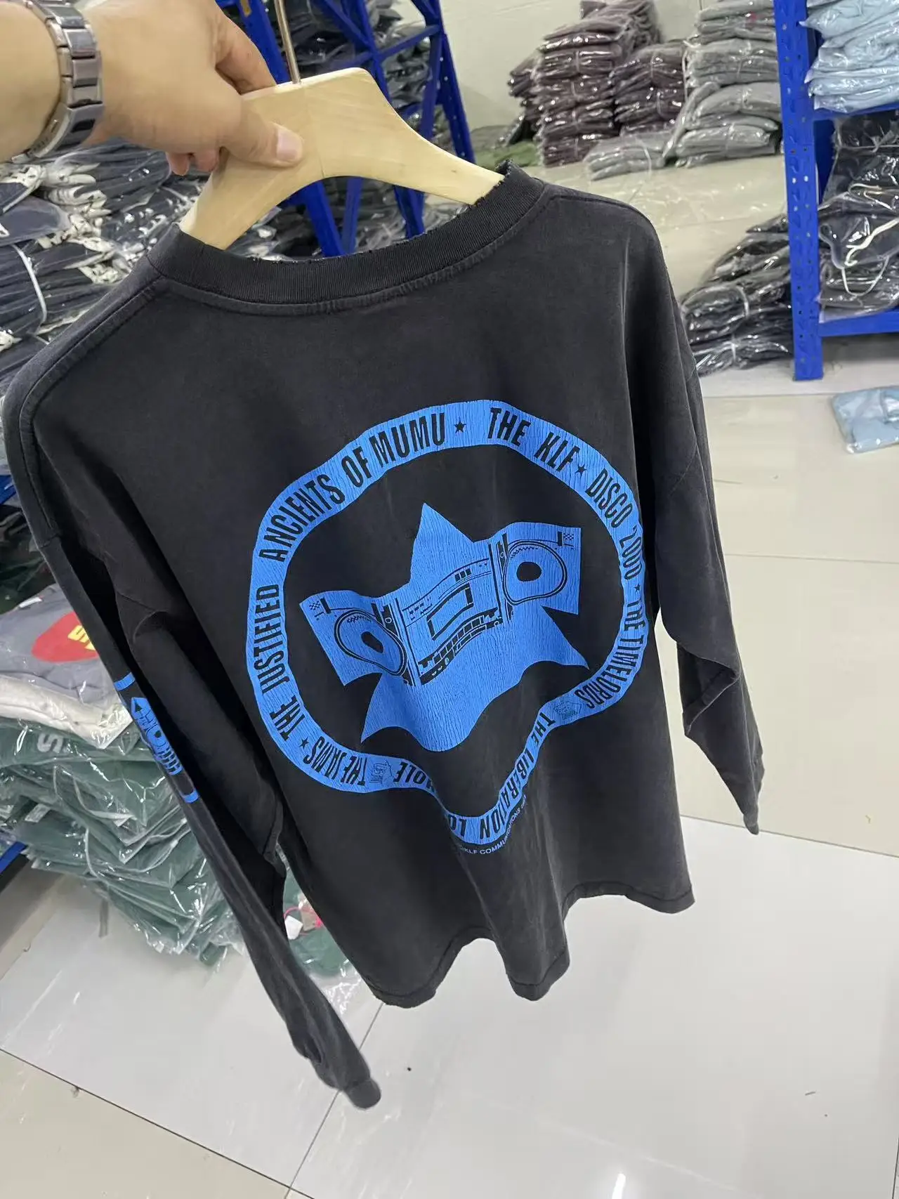 تي شيرت Saint 25SS "klf Exhibition Limited Edition" عتيق مغسول بأكمام طويلة تي شيرت High Street ياباني طباعة أزياء من القطن الخالص