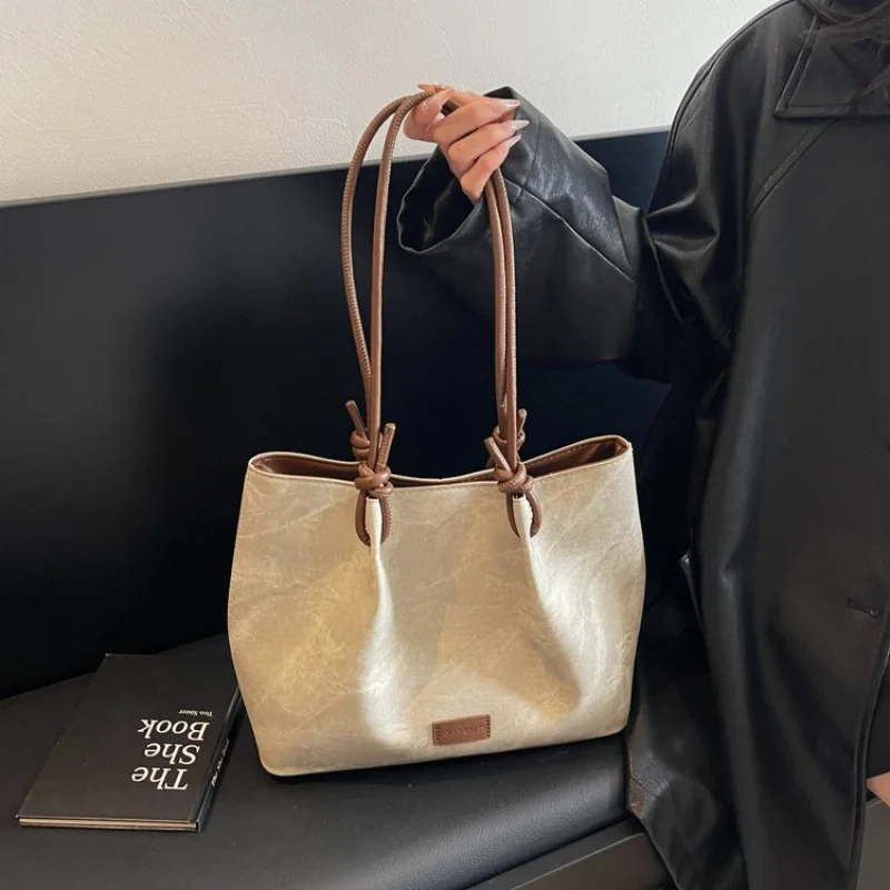 

Luxury Brand Elegant Handbag in Leather, Women Messenger Bag Design, Classic Tote Bag for Chic Ladies