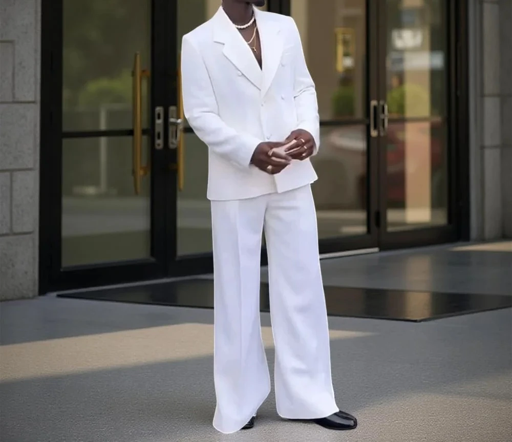 

Белый мужской двубортный костюм-двойка в африканском стиле: пиджак и брюки с широкими штанинами. Идеально для свадьбы, вечеринки, деловых встреч.
