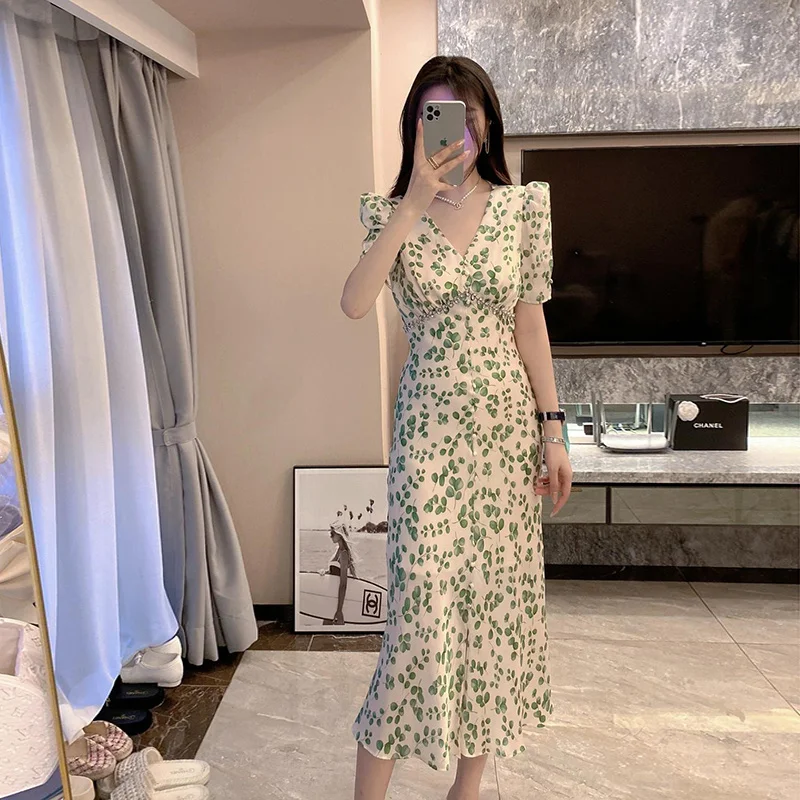 

Small and trendy, unique green, fresh floral long dress, French V-neck, slim fairy dress, summer 2023