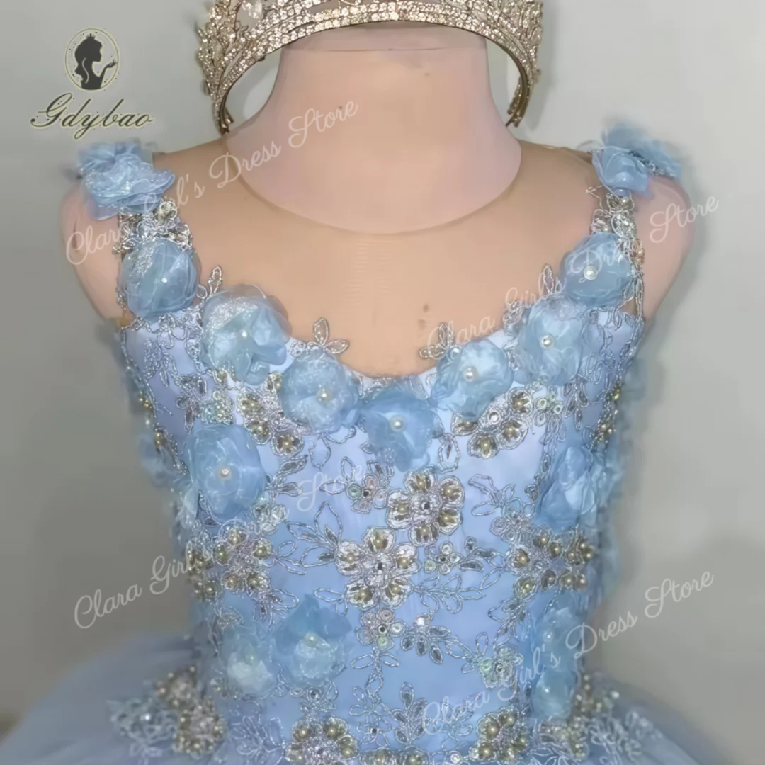 

Элегантное небесно-голубое платье для девочки с кружевной аппликацией, подходящее для свадеб, детских дней рождения или первого причастия.