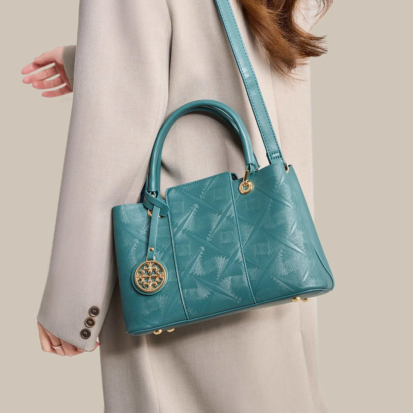 

Стильная дизайнерская сумка для подгузников, большая вместительная сумка-тоут из элегантной кожи, сумка через плечо для стильных поездок на работу.