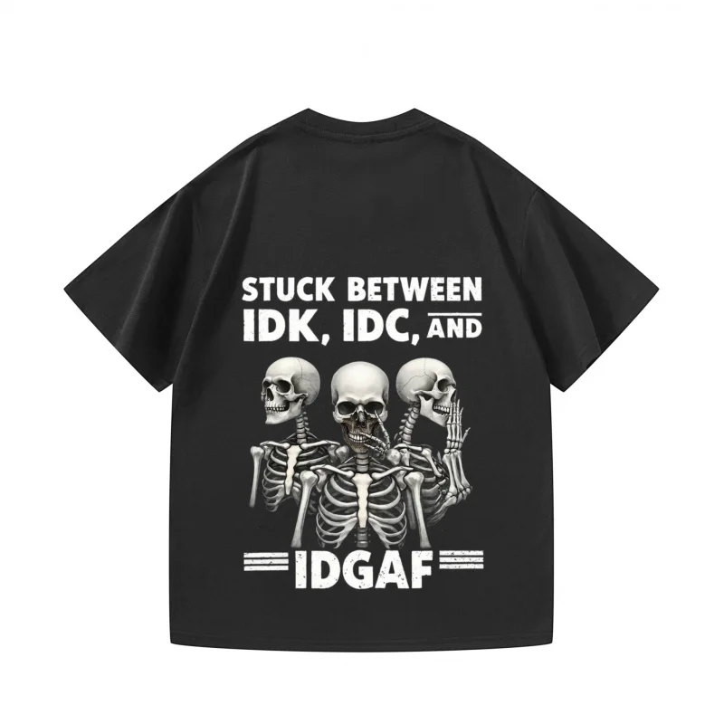 تي شيرت رجالي هيكل عظمي أسود مطبوع عليه نص عالق بين IDK IDC و IDGAF سيناريوهات الهالوين تي شيرت غير رسمي للرجال