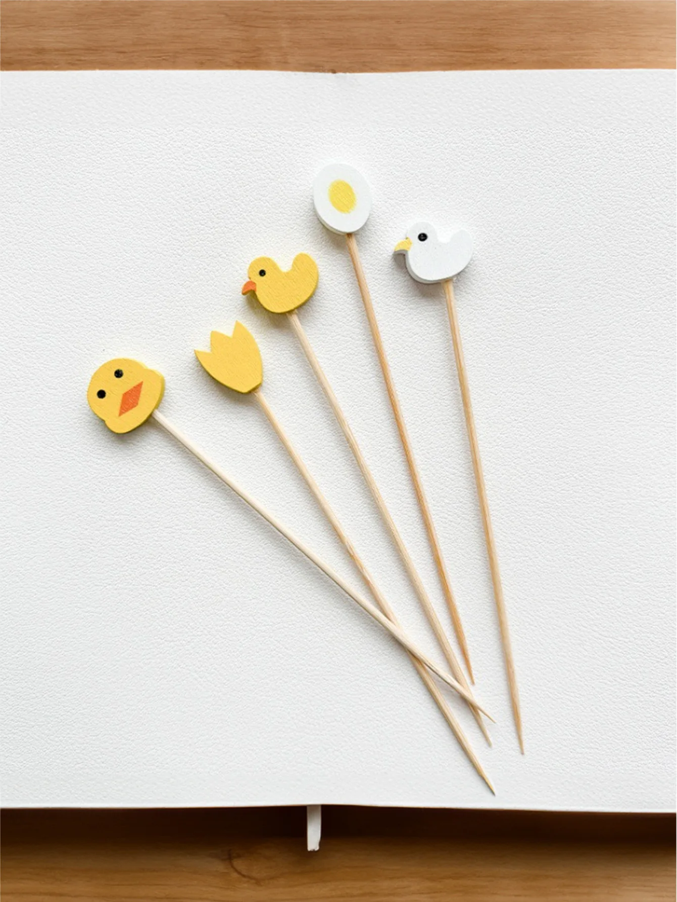 Yellow duck disposable fruit skewers, bamboo skewers, flower skewers, fruit forks, creative dessert sandwich skewers