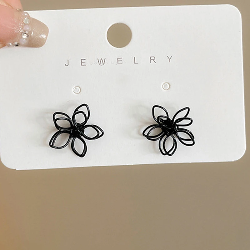 

2025 New Hollow Out Metal Flower Stud Earrings for Women Simple Golden Color Black Trendy Earrings Vintage Party Jewelry Gift