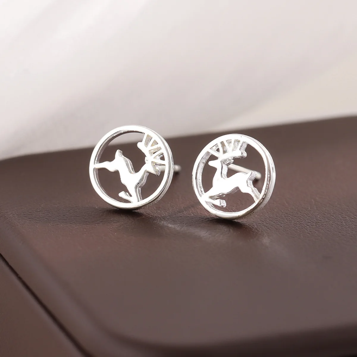 

Fashiona And Fresh Round Hollow Deer 925 Sterling Silver Jewelry Cute Animal Stud Earrings E178