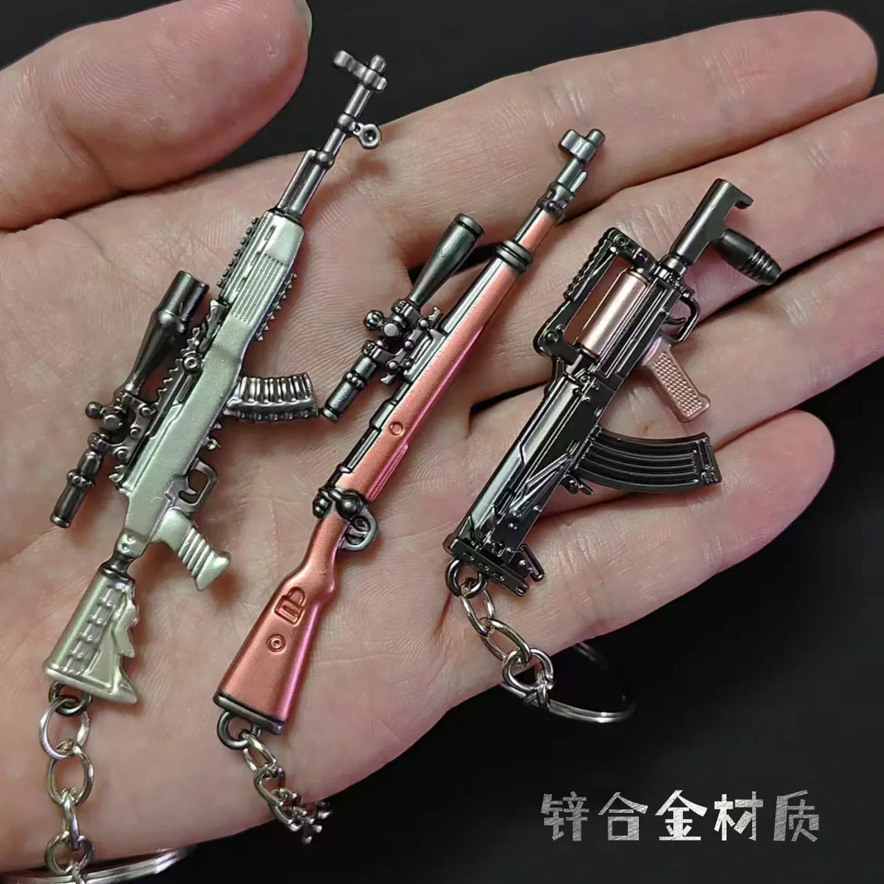 

1:3 Miniature Alloy Gun Toy Pistol M416 Mini Keychain Pendant Alloy Toys Gun Ornaments for Adult Boys Gift