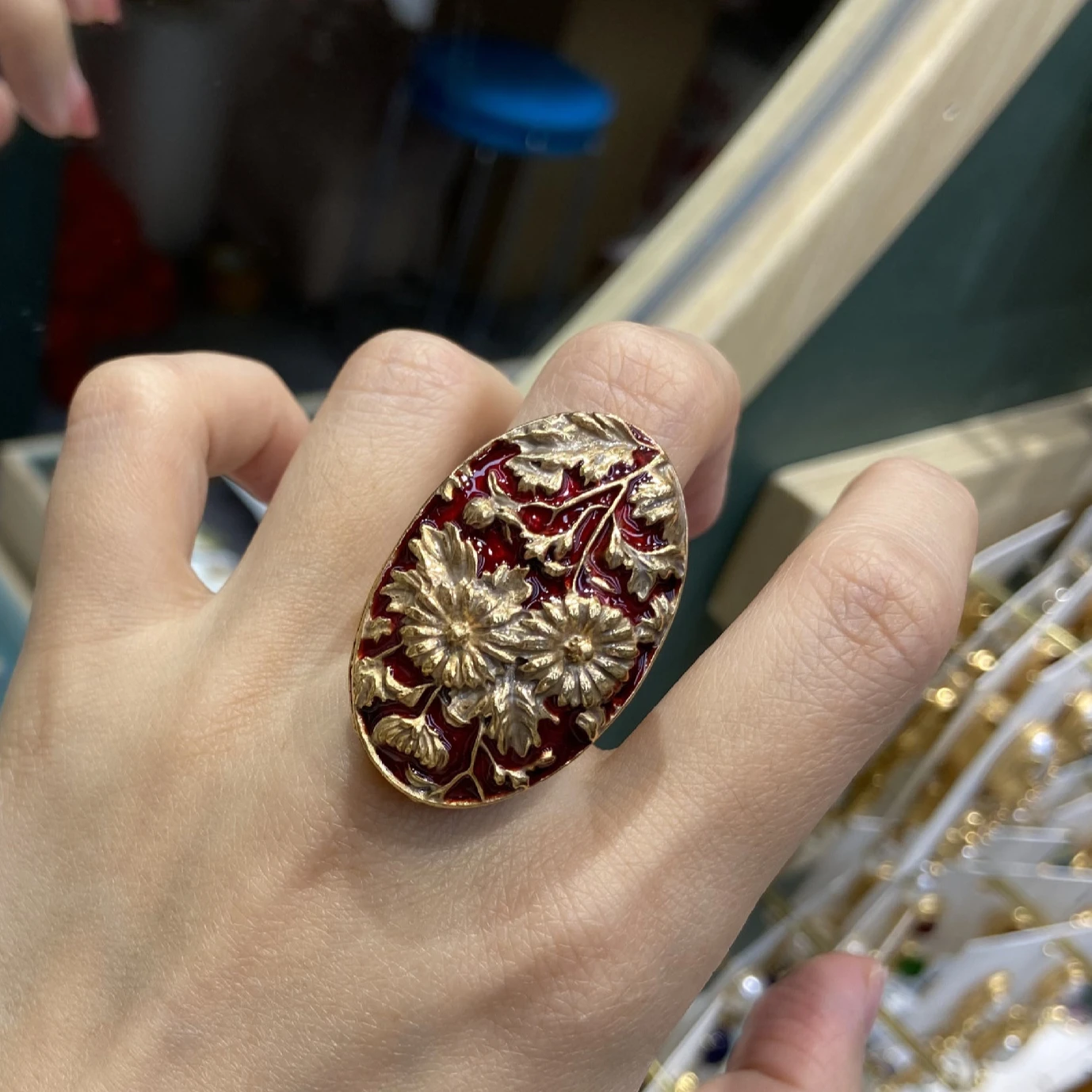 

Royal Court Black Gold Enamel Oval Ellipsoid Open Ring European and American Retro Color Embossed Flower Egg Ring Jewelry Gift