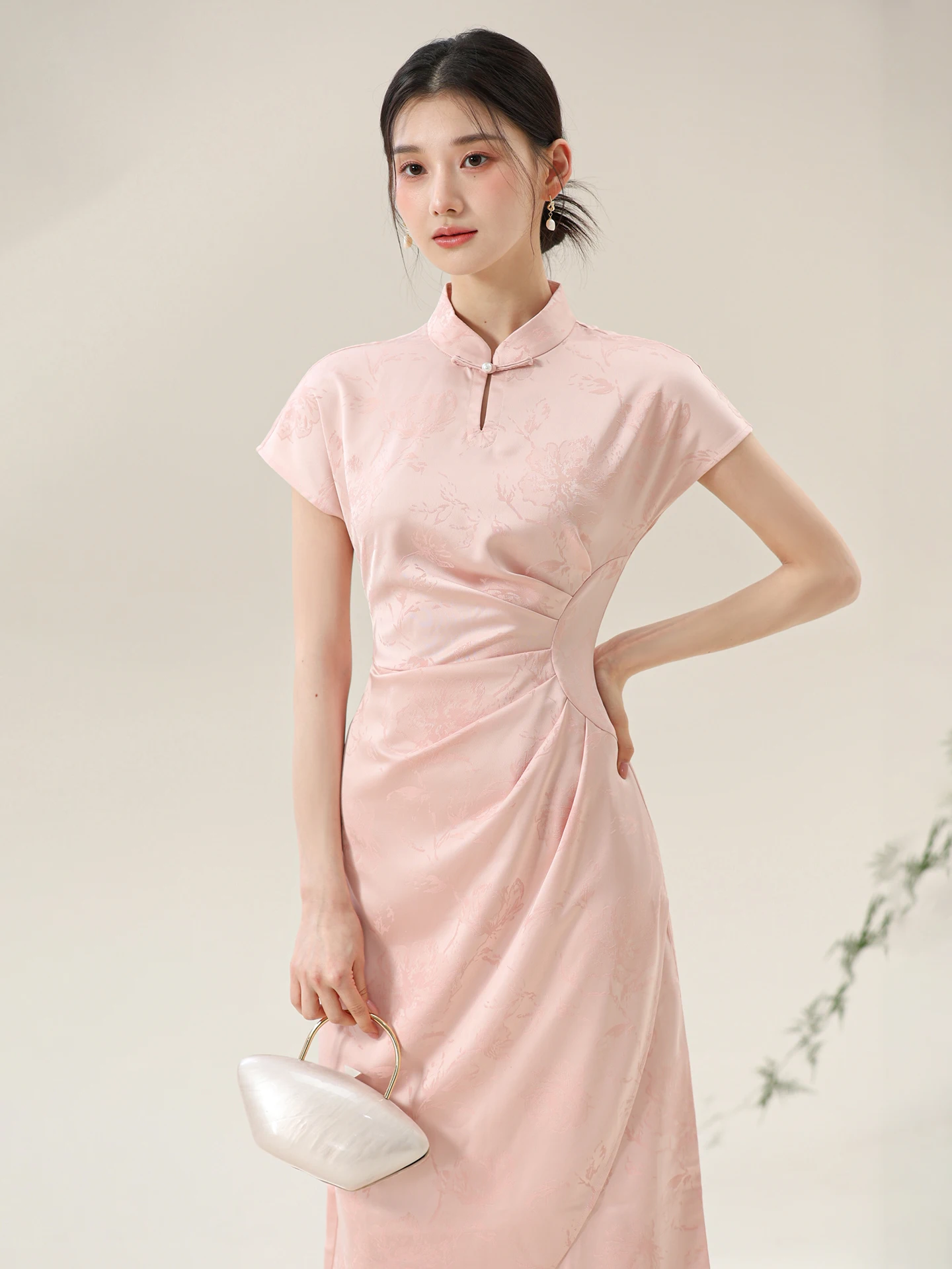 

Элегантное атласное платье с цветочной вышивкой и низким разрезом, подчеркивающее талию, для повседневной носки, в китайском стиле.