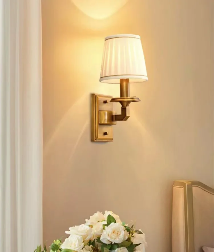 Lâmpadas de parede simples e sofisticadas totalmente em cobre para cenário, escadas e lareiras da sala de estar da villa. Retro, minimalista e elegante.