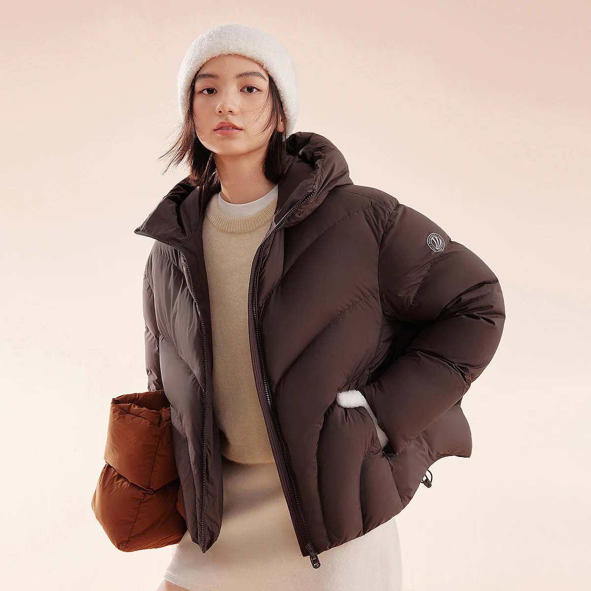 Bosideng женский пуховик серии Oxygen легкий теплый короткий пуховик с капюшоном и качественными карманами на молнии подол на шнурке