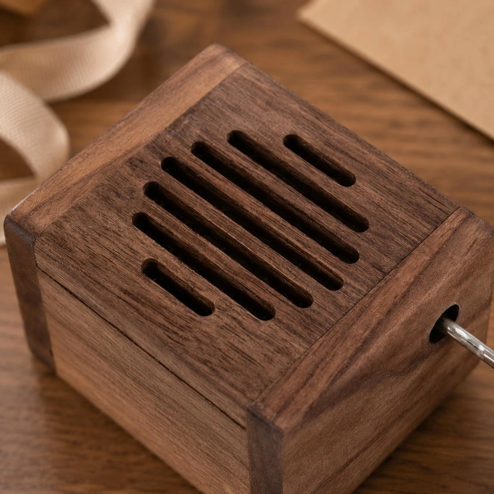Wooden Hand-Crank Melody Box Wood Grain Rectangular Wooden Melody Box Gift Item Natural Finish Slotted Grille