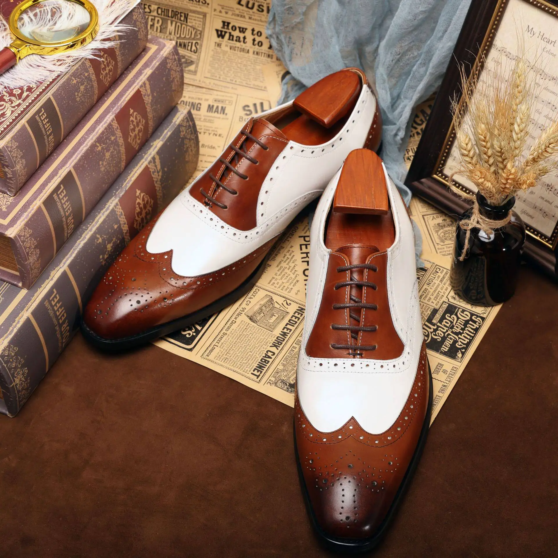 

High-end Men's Brogues Carved Leather Shoes Leather Business Dress British Brown And White Color Block Champagne Oxford Shoes