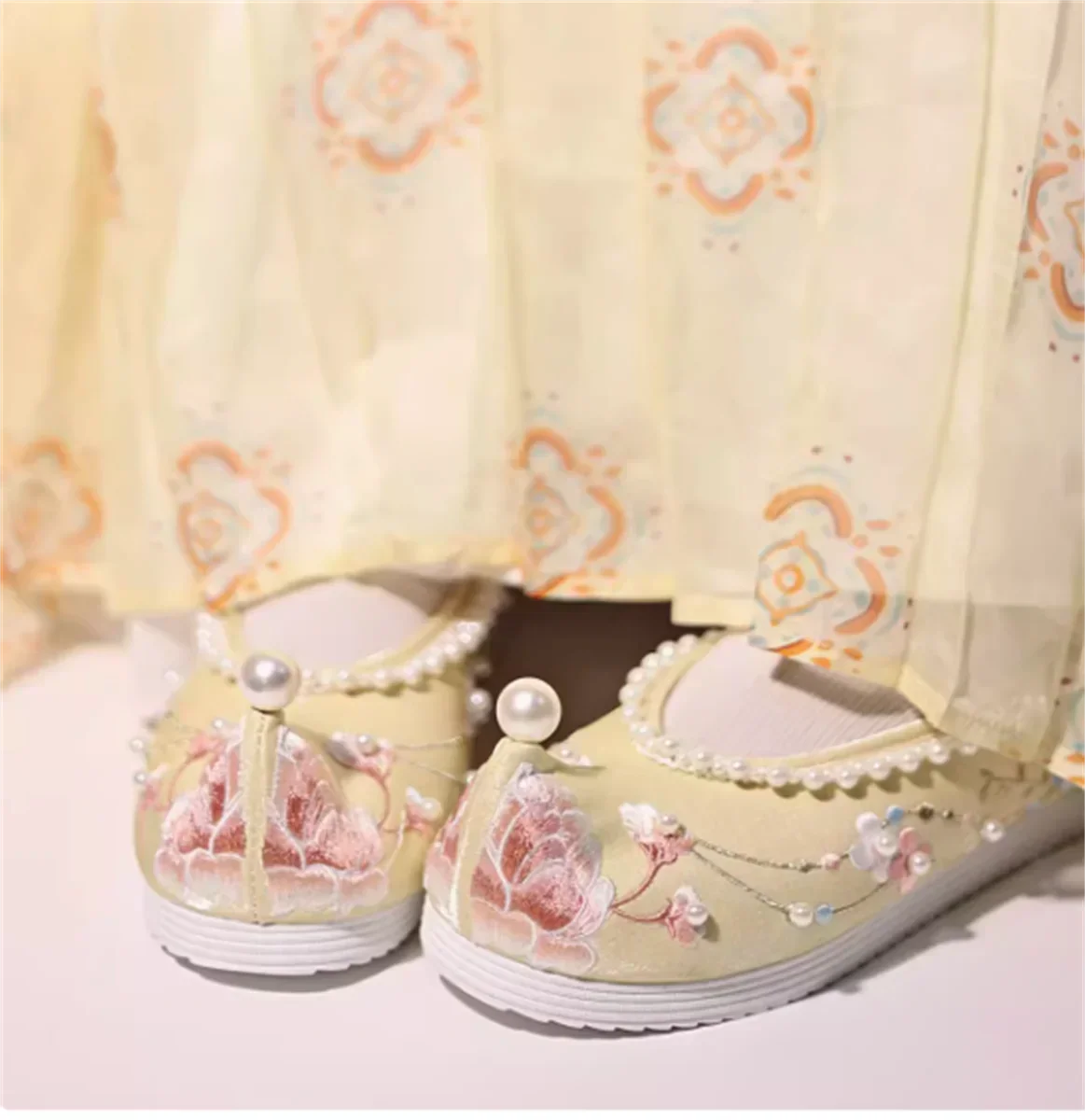 Beaded Hanfu shoes with ancient style raised toe cloth shoes, bow shoes, embroidered shoes, heel height 4cm