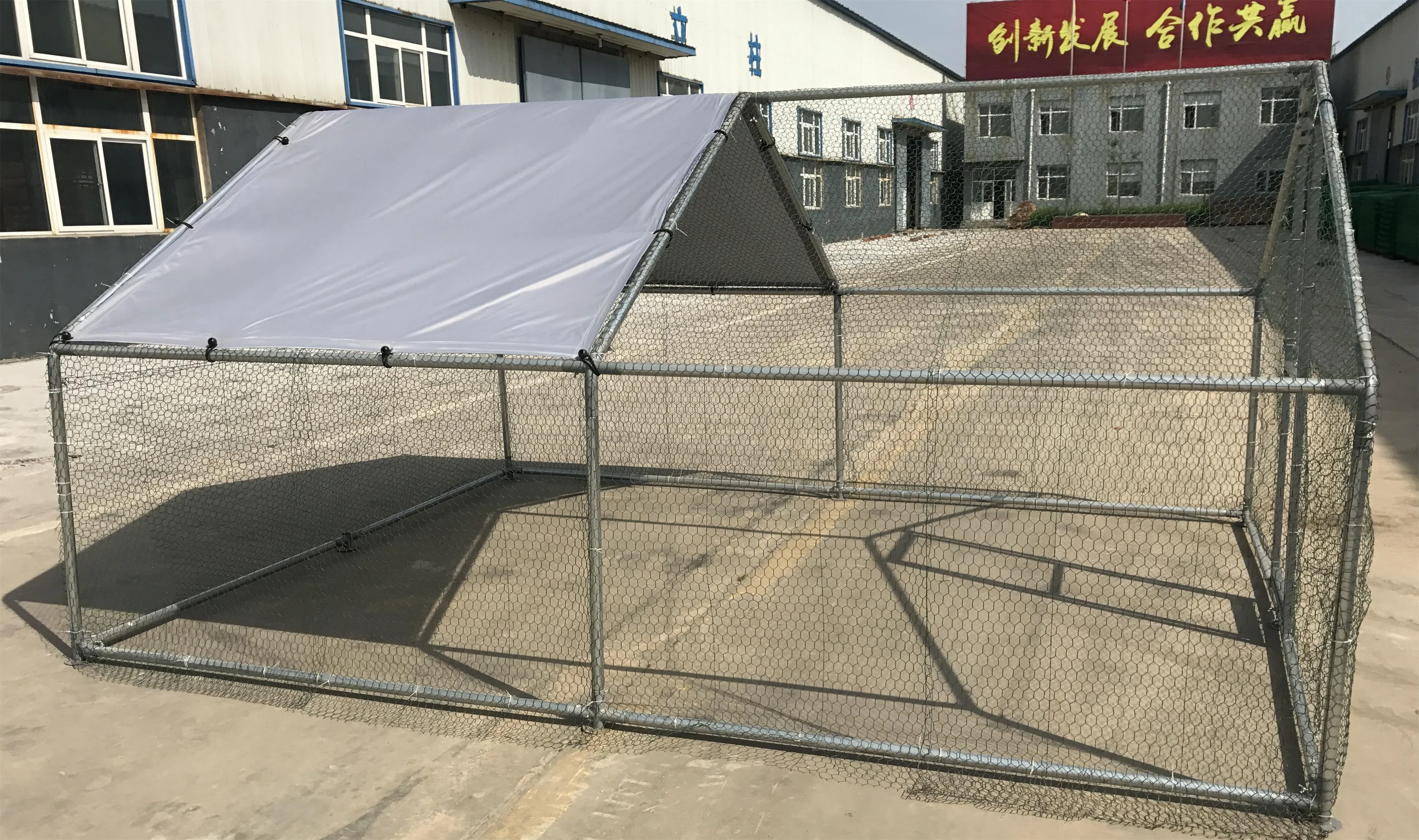 

High Quality and Professional 4x3x2m Outdoor Walk in Large Chicken Coop