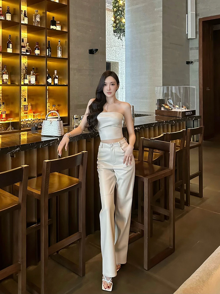 

Сексуальный комплект из укороченного топа из искусственной кожи и свободных брюк с высокой талией для женщин: Модная коллекция Весна 2024