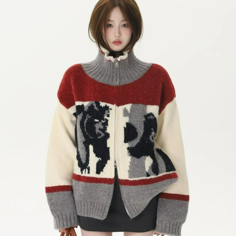 

Красный новогодний свитер с высоким воротником, пальто для женщин, осень 2026, новый стиль, модный утолщенный кардиган с двойной молнией и цветными блоками