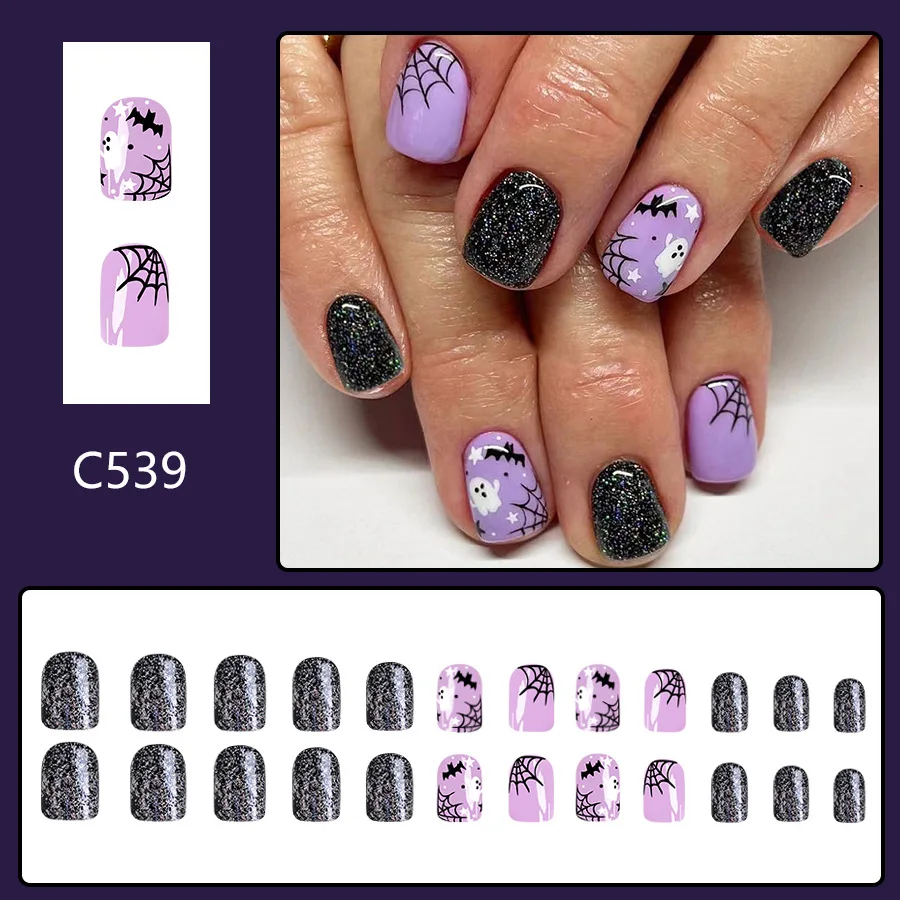 24-teiliges lila Halloween-Nagelkunst-Set – kurze, quadratische Nägel zum Aufdrücken mit Geisterfledermaus-Spinnennetz-Designs, künstliche Nägel für Frauen und Mädchen