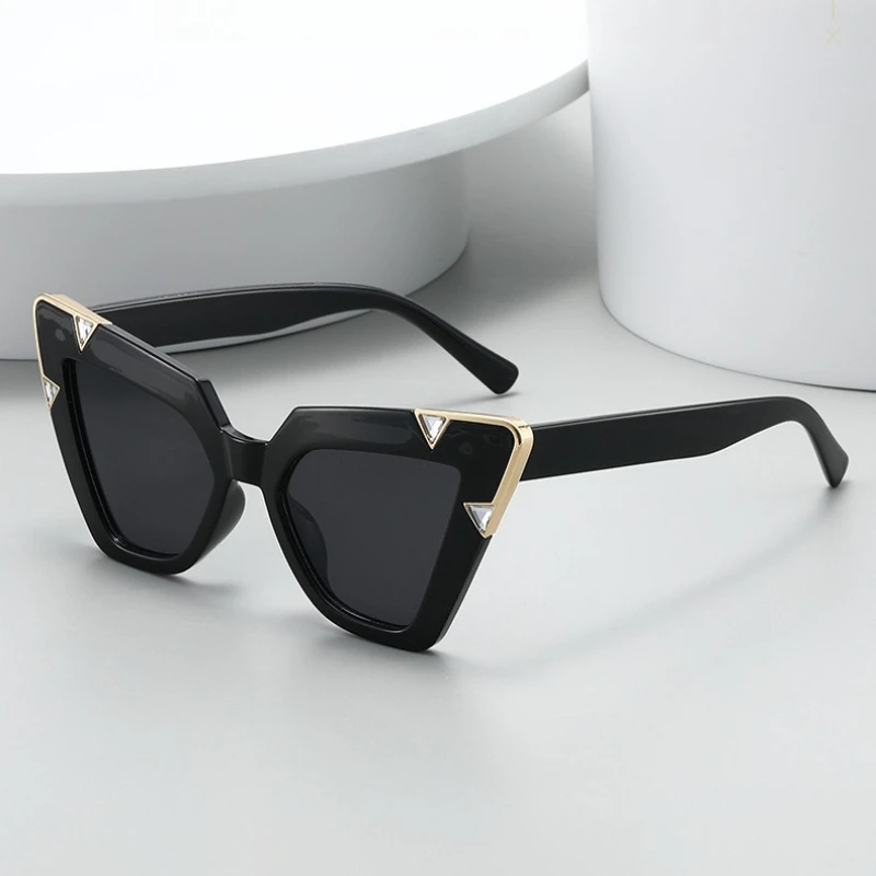 

New Oversized Cat-Eye Sunglasses Women's INS Style Fashionable Diamond-Studded Shades Outdoor UV-Protective Eyeglasses