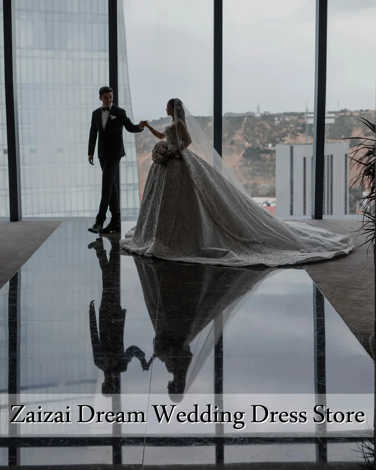 تخصيص رائعة مطرز اللؤلؤ الكرة ثوب الزفاف مطرزة يزين زي العرائس حمالة بلا أكمام فيستدو دي نوفيا